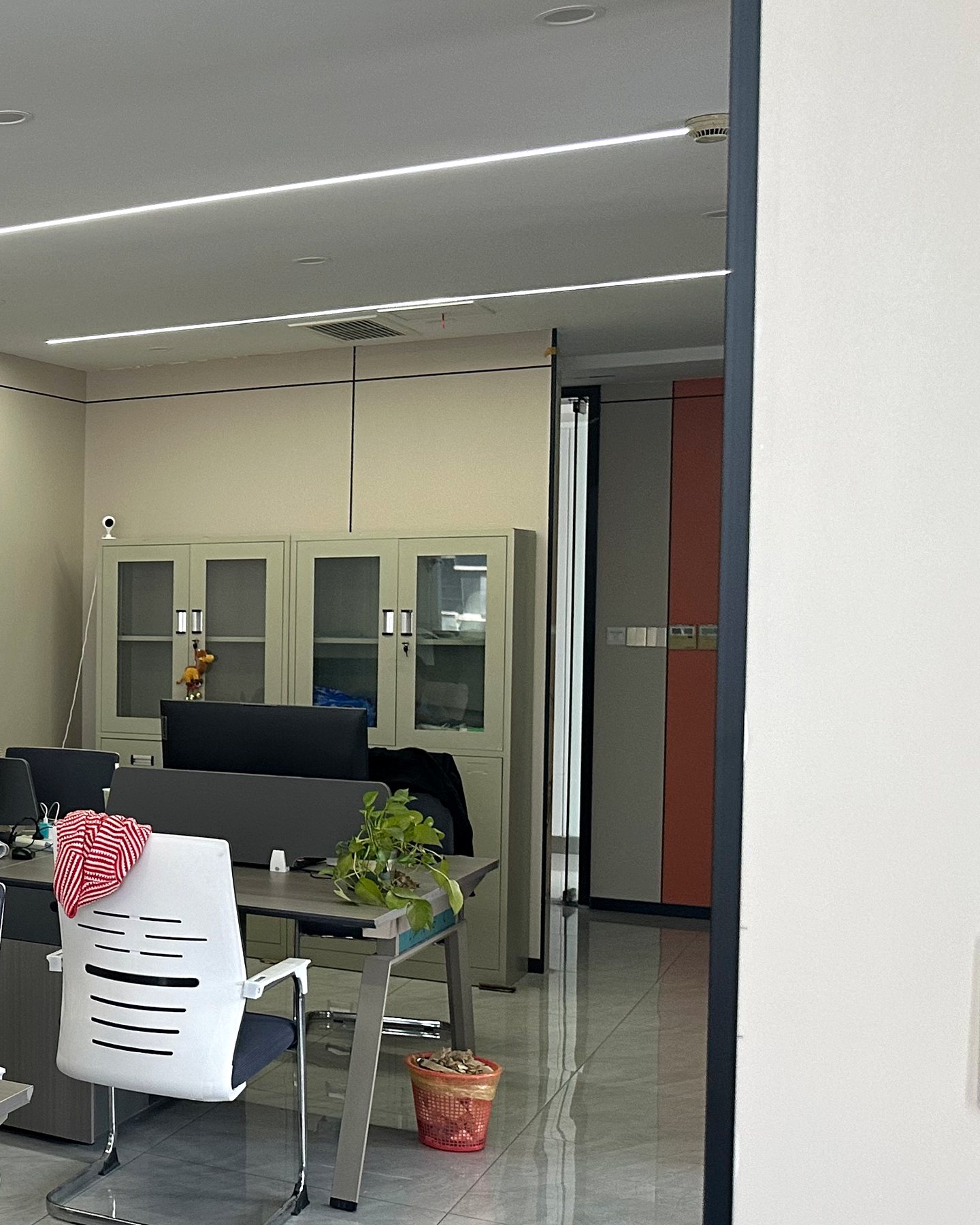 Desks, chairs and storage cabinets in the MORHON Hefei office